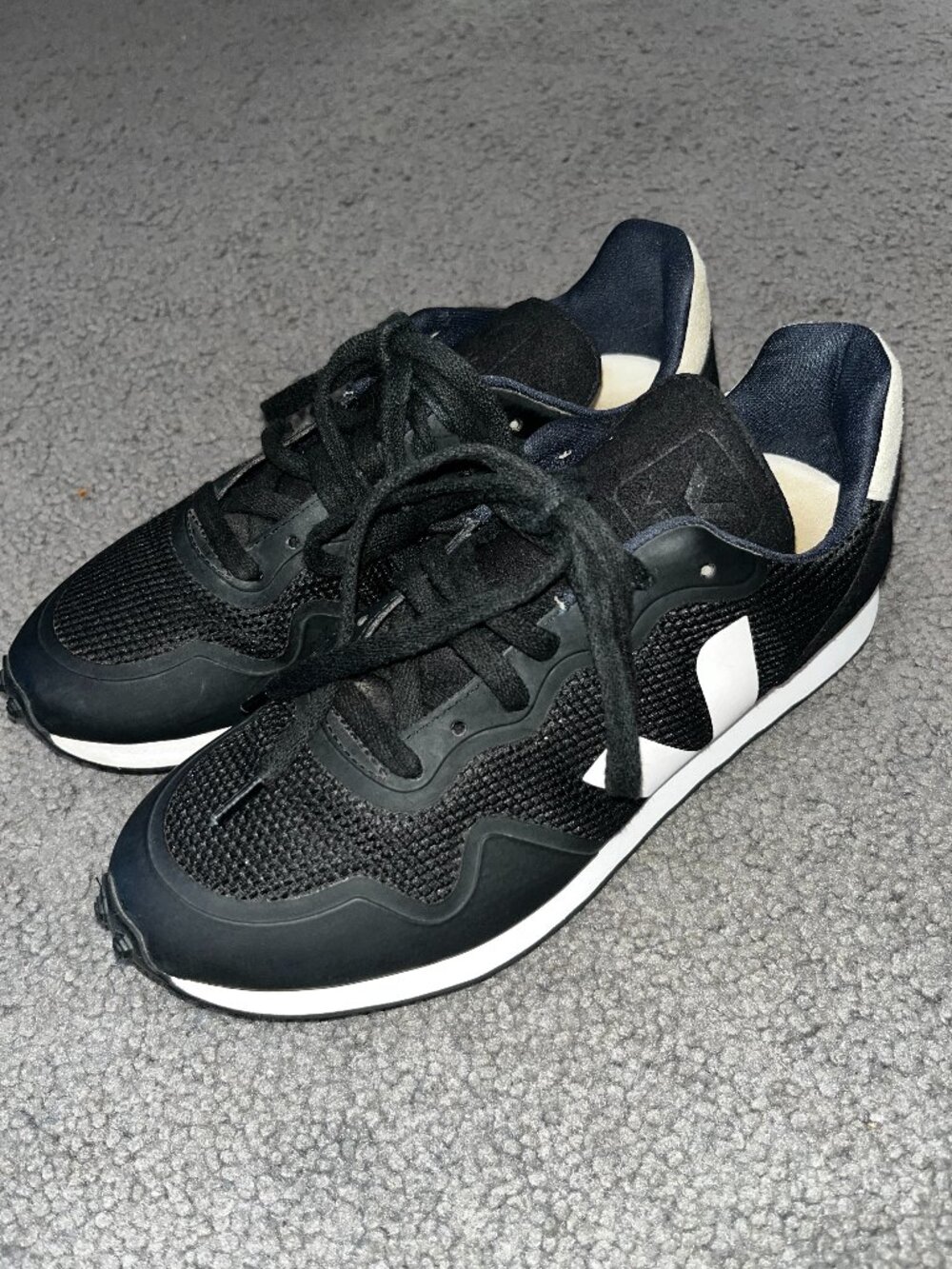 Veja SDU B-Mesh Low Top Recycled Mesh Sneakers Black/White Signature V Branding